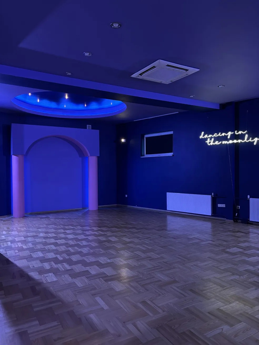 Sala Noc — granatowe ściany, łuk i podświetlane niebo na suficie
