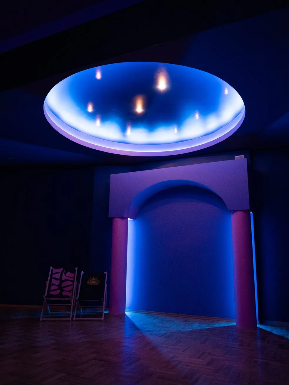 Sala Noc — podświetlane niebo nad parkietem